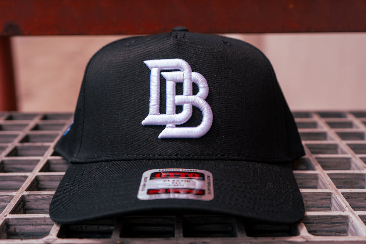 Choose one Chalio’s collab hat: Black / White — included in the Player & Mom Bundle.